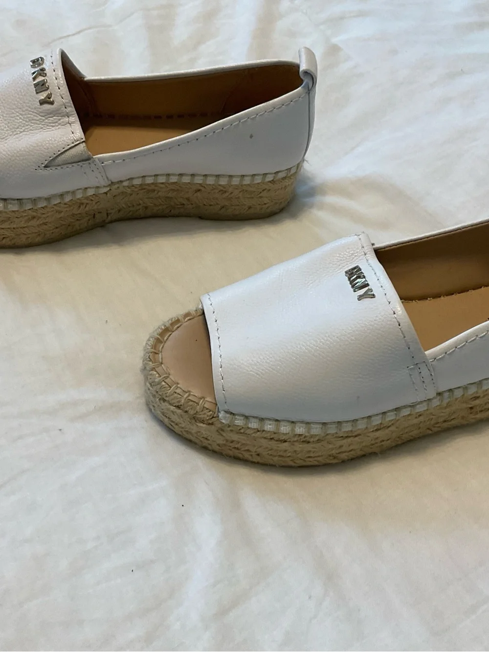 Dkny White Leather Espadrille Slide Sandals with Jute Platform - Picture 4 of 9